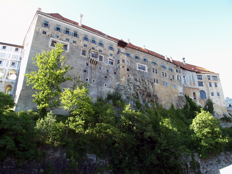 Rozsáhlý zámek na skále nad Vltavou vznikl na místě původního hradu Vítkovců
