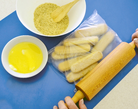 POSTUP: 1. Cukrářské piškoty podrťte v mikrotenovém sáčku válečkem (lze požít chopper) a drť dobře promíchejte s rozehřátým máslem