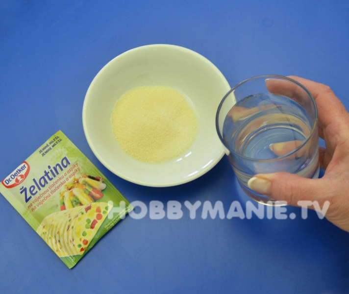 4. Zvlášť zalijte mletou želatinu v malé misce předepsaným množstvím studené vody (viz návod na sáčku) a nechte ji dobře nabobtnat