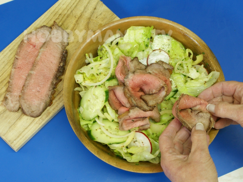 5. Z plátků rostbífu stočte pohledné kornoutky (růžičky) a povrch salátu v míse či jednotlivé porce na talířcích jimi ozdobte