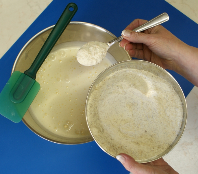 1. Vejce ušlehejte s cukrem do pěny, vmíchejte do ní mouku smíchanou s práškem do pečiva a ořechy
