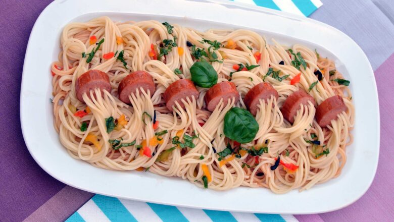 Hrajeme si se špagetami: Pobavte stolovníky chobotnicí či ptačím hnízdem