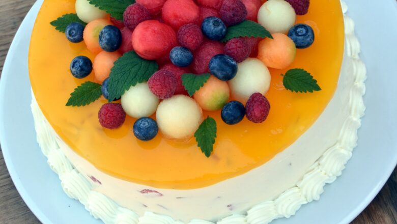 Fascinující osvěžení: Pestrobarevný melounový dort