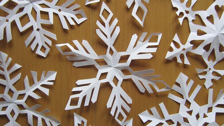 Vánoce tradičně: Jak na papírové vločky? Zavzpomínáme na základku…