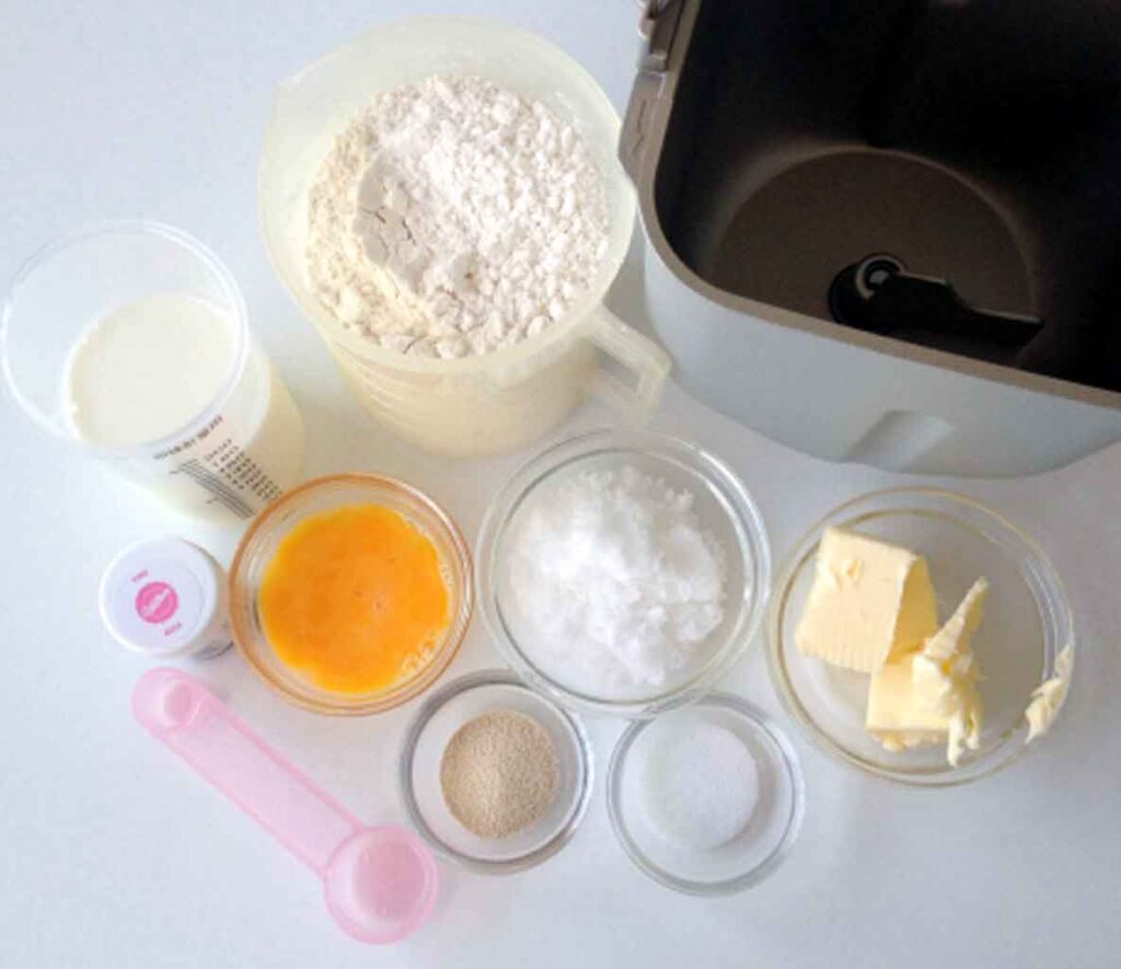 1. Ke směsi sypkých přísad (viz recept) přidejte vidličkou prošlehané vejce, rozehřáté máslo a vlažným mlékem zadělejte těsto