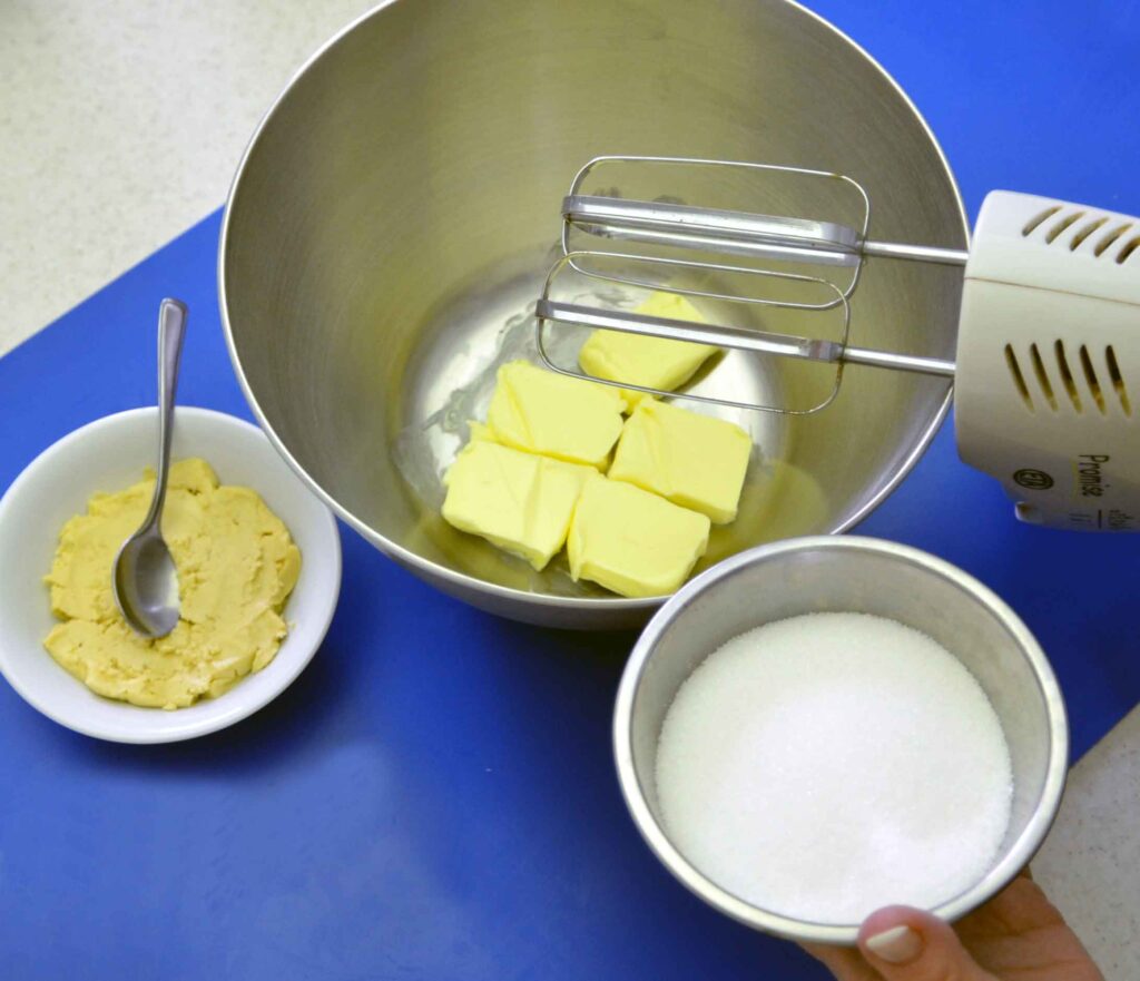 1. Rozměklé máslo vyšlehejte s krupicovým cukrem (nemusí se zcela rozpustit) a metlami šlehače do pěny zapracujte rozehřátou čokoládu