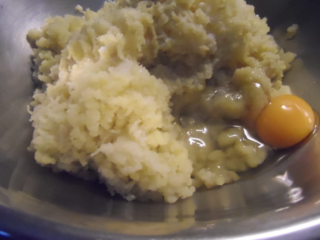 1. Den předem uvařené brambory nastrouháme na jemném struhadle, osolíme a přidáme vejce.