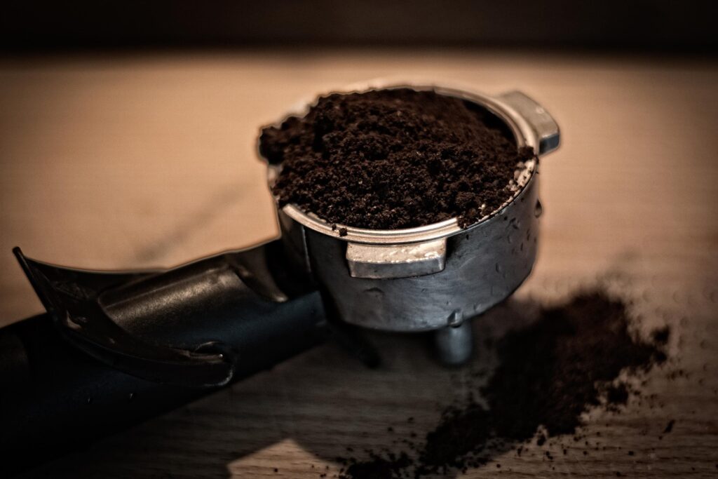 Víte, co všechno se dá dělat s kávovou sedlinou? Využití najde v zahradě i domácnosti