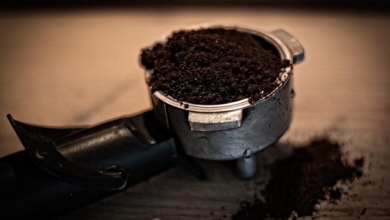 Víte, co všechno se dá dělat s kávovou sedlinou? Využití najde v zahradě i domácnosti