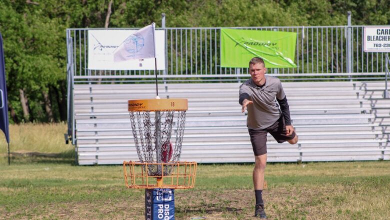 Discgolf je zábava, které se může věnovat každý. Jak se vlastně hraje?